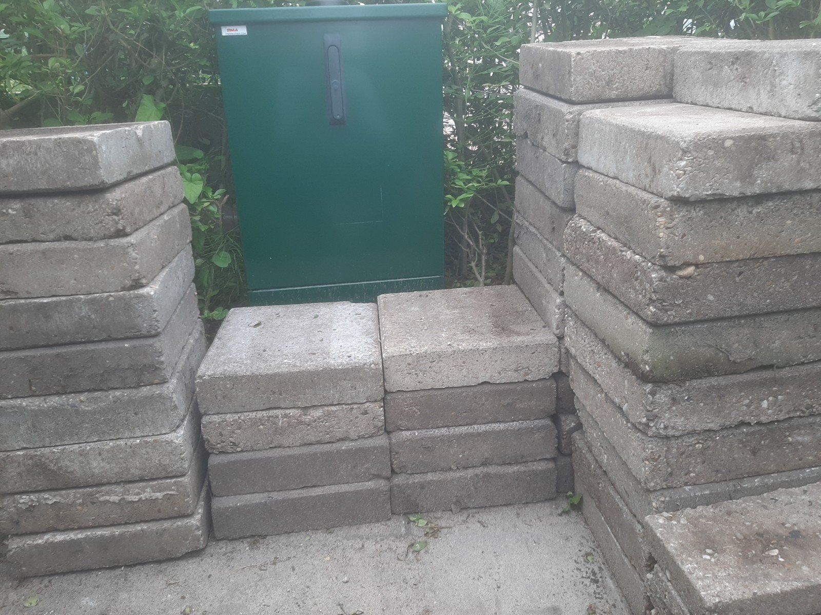 30 grijze betontegels 30x30x8 cm - Oprittegels (Gratis), Ophalen, Gebruikt, Minder dan 5 m², Vloertegels