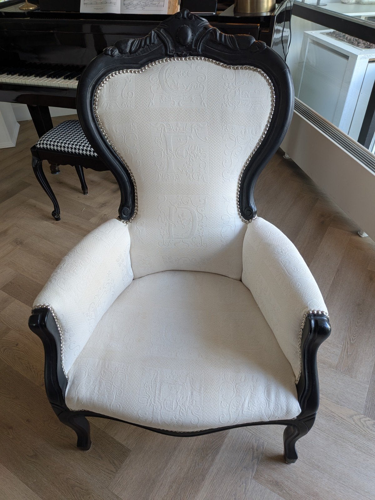 Wit fauteuiltje met zwart houten frame, Hout, Minder dan 50 cm, Gebruikt, Minder dan 75 cm
