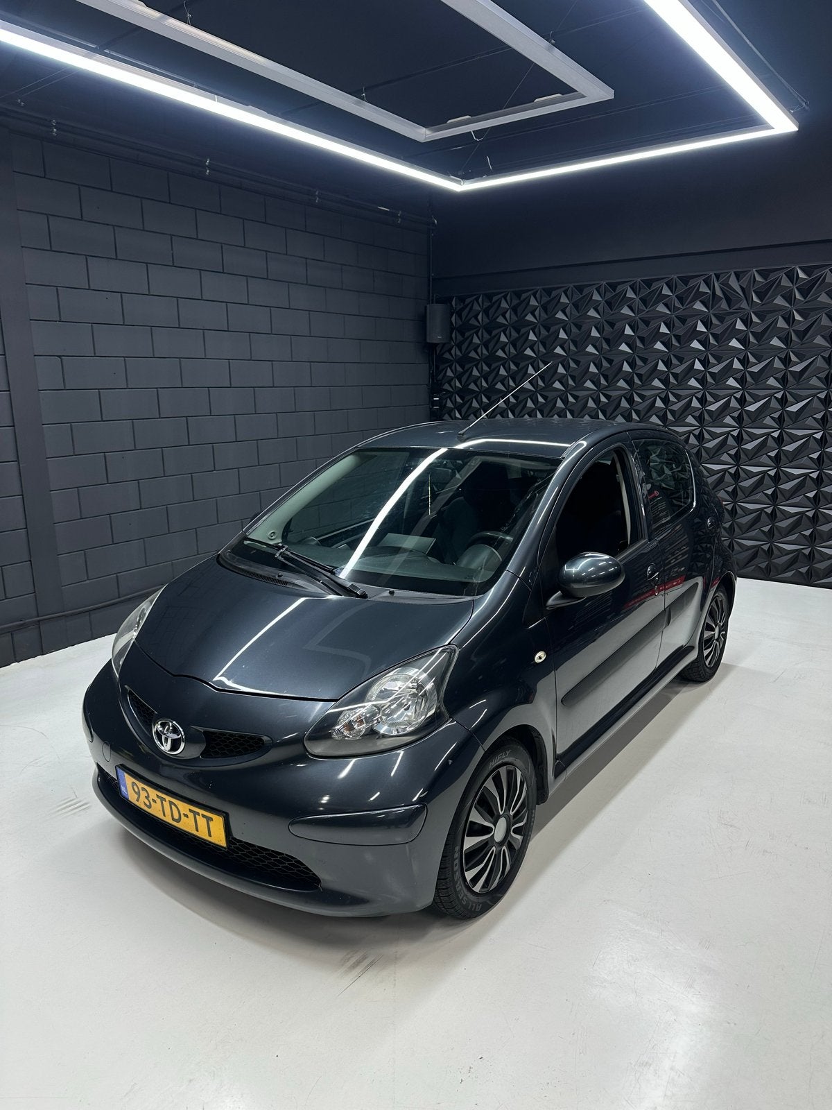 Toyota Aygo 1.0 12V Vvt-i 5DRS 2006 Grijs NIEUWE KOPPELING, Voorwielaandrijving, 4 stoelen, 68 pk, Origineel Nederlands
