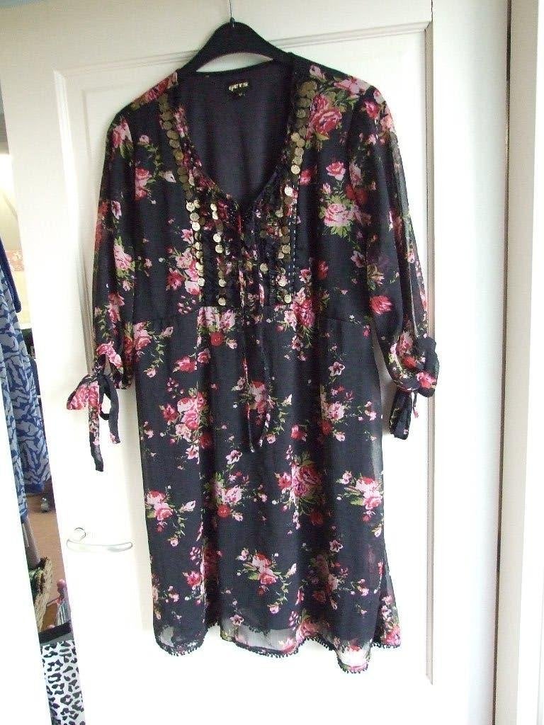 Gets bloemen jurk op zwarte ondergrond maat 50, Overige kleuren, Maat 46/48 (XL) of groter, Ophalen of Verzenden, Zo goed als nieuw
