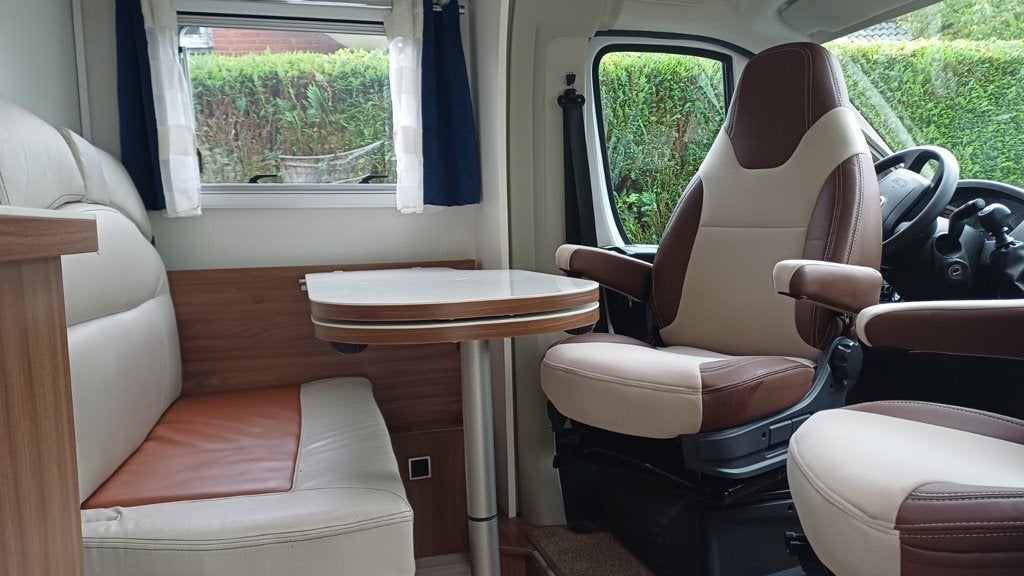 Foto 17 van Te koop: Prachtige, Pilote Essentiel P650 met Queensbed