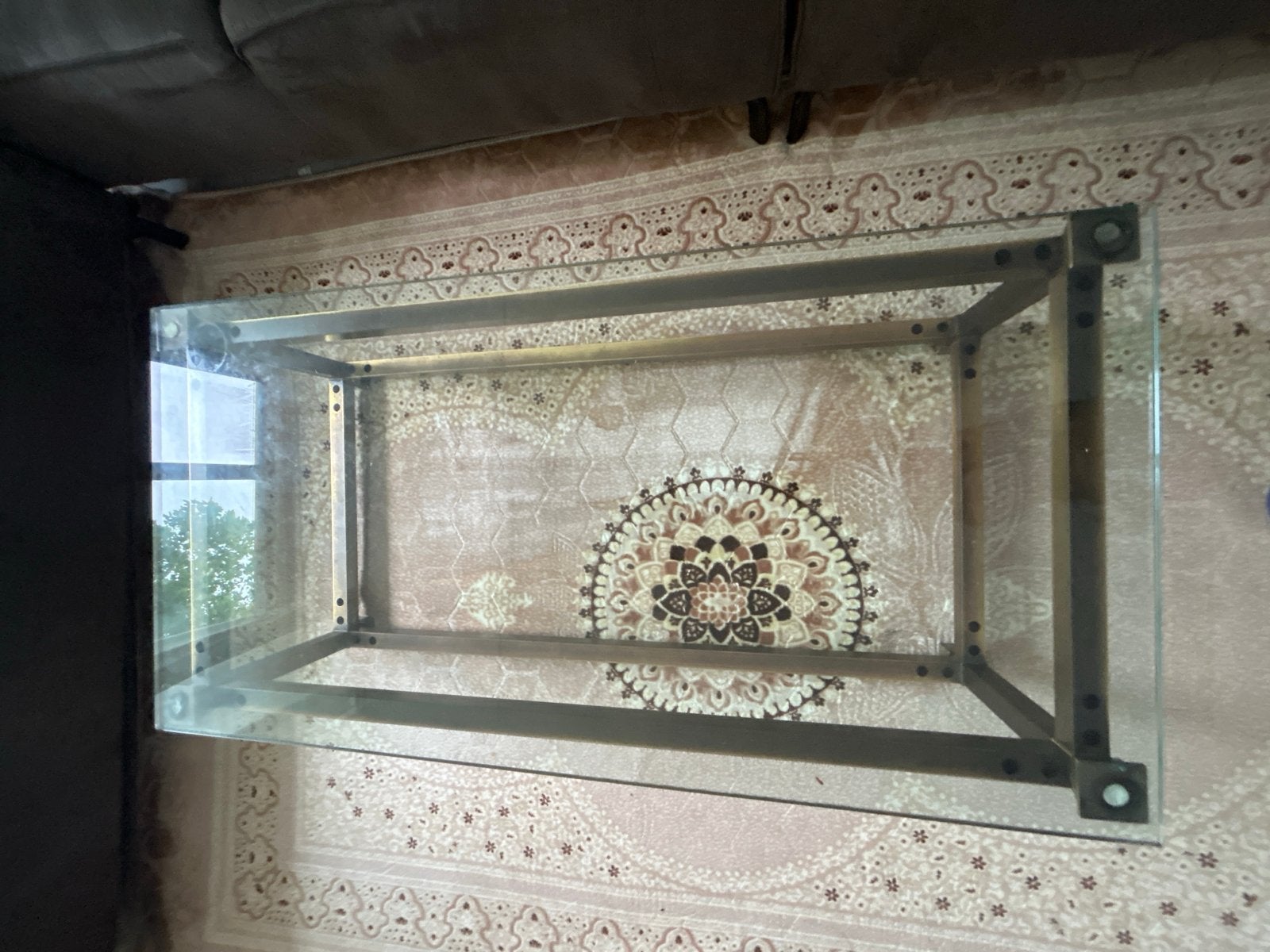 Mooie glazen tafel met metalen frame (incl. decoratie), Huis en Inrichting, Tafels | Salontafels, 100 tot 150 cm, 50 tot 100 cm