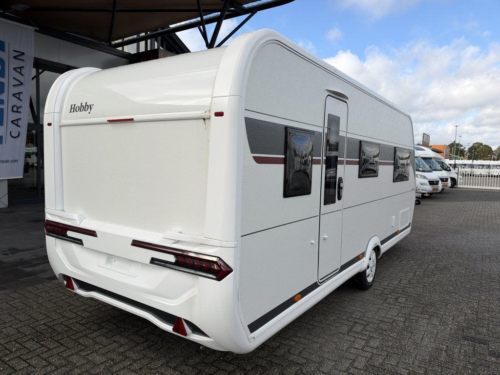 Hobby De Luxe 540 KMFE 2027 STAPELBED / SPECIALE BEKLEDING, Caravans en Kamperen, Serviceluik, Bedrijf, Treinzit, 5 tot 6 meter
