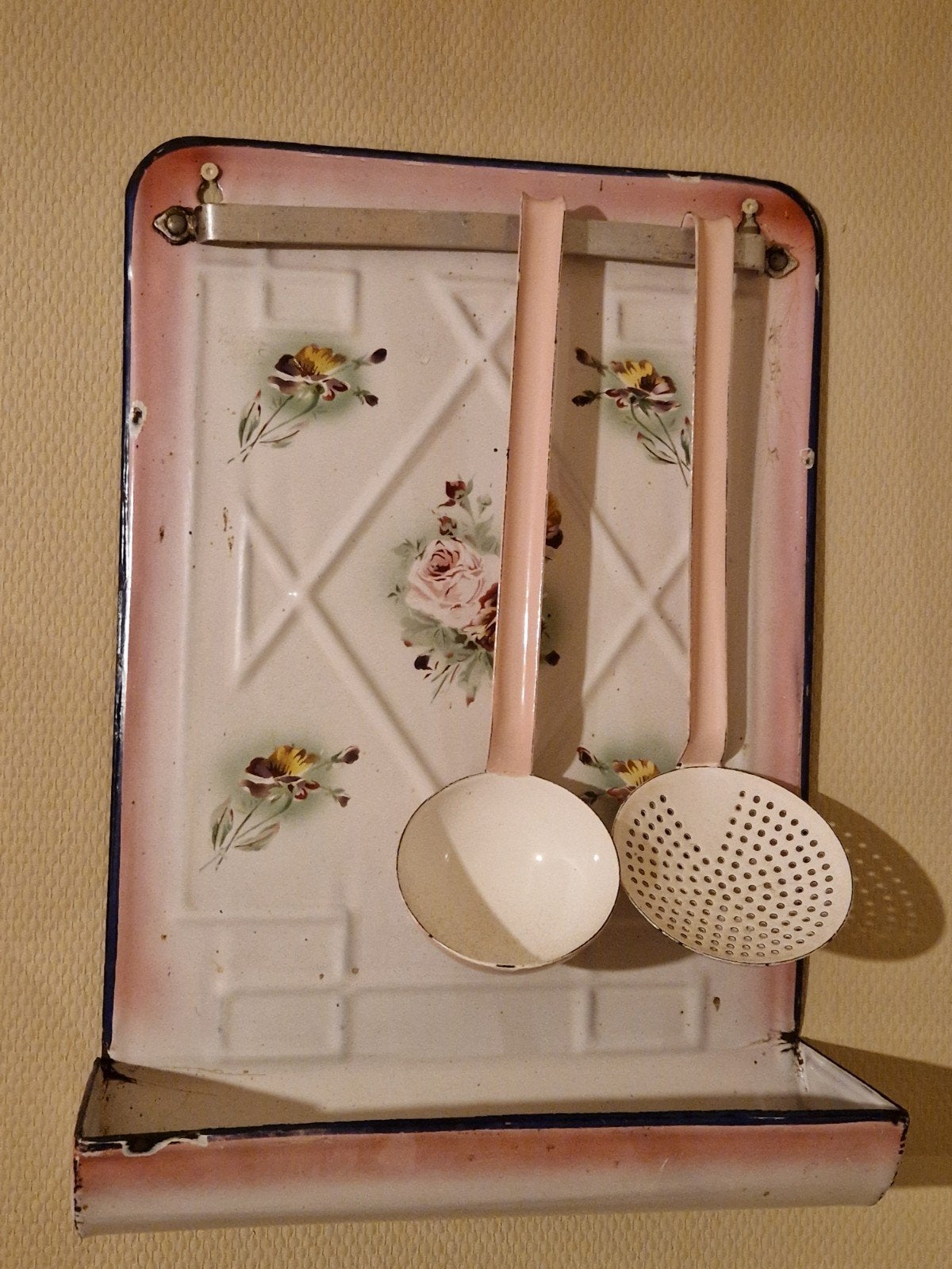 Roze emaille gebloemde lepelrek met lepels, Antiek en Kunst, Antiek | Emaille, Ophalen of Verzenden