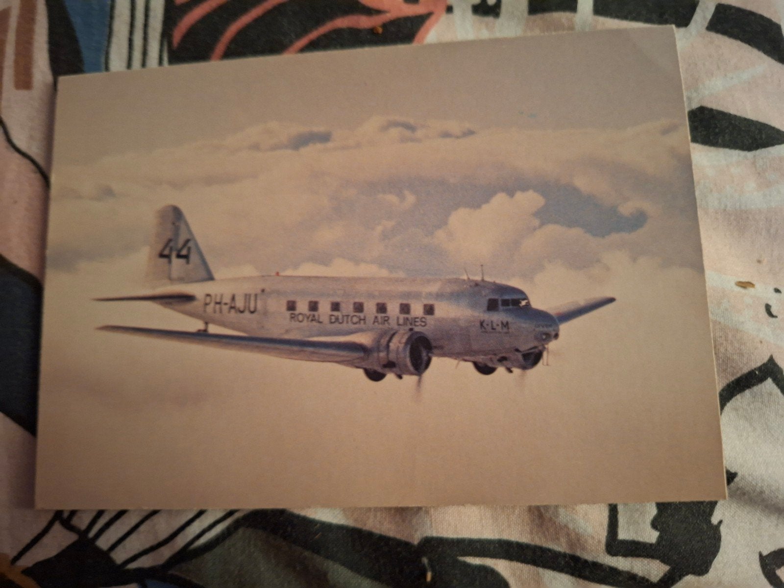 Oude KLM vliegtuig ansichtkaart - PH-AJU Douglas DC-3, Verzamelen, Ophalen of Verzenden, 1920 tot 1940, Ongelopen, Voertuig