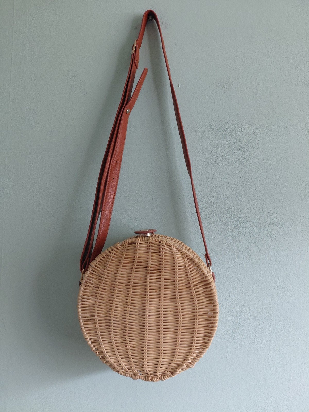 Rotan ronde schoudertas met leren band, Ophalen of Verzenden, Zo goed als nieuw, Bruin, Schoudertasje