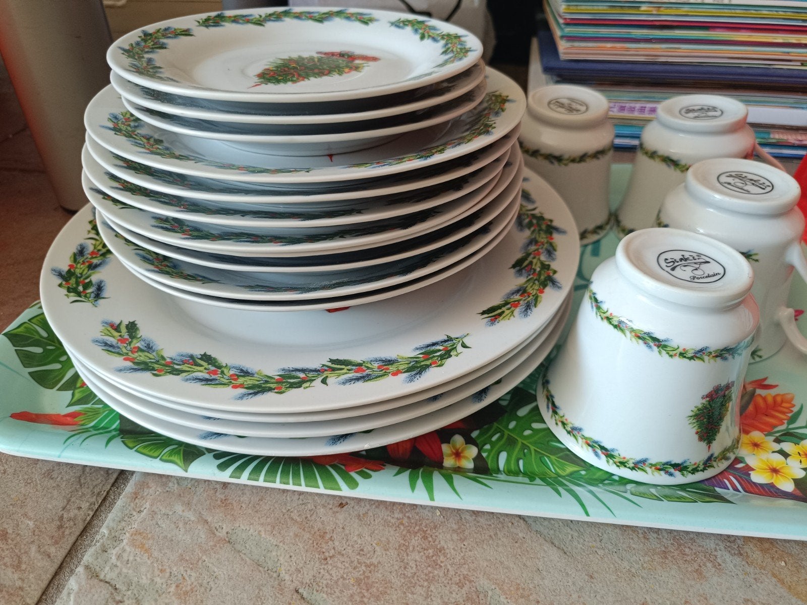 Kerstservies met kerstboom en hulstmotief - 12-delig, Overige merken, Ophalen of Verzenden, Zo goed als nieuw, Compleet servies
