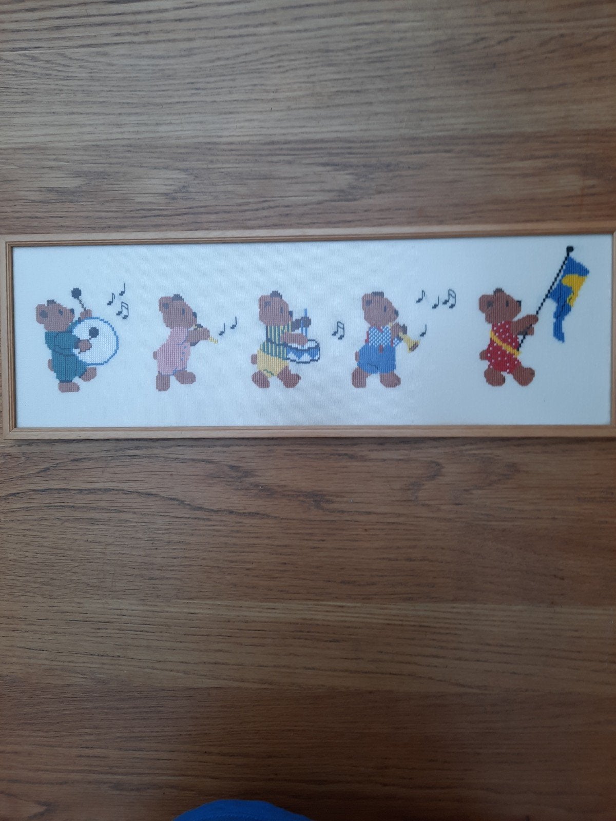Borduurwerk met houten lijst - Berenband voor kinderkamer, Ophalen, Gebruikt, Meerkleurig, Knutselwerk