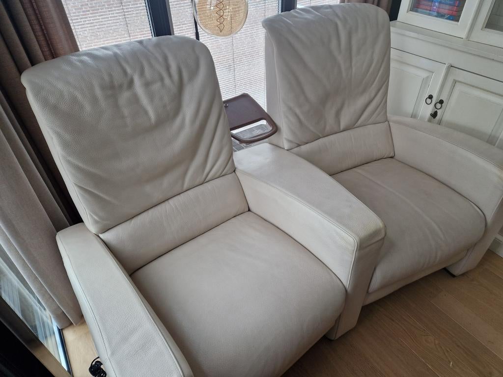 Natuzzi bioscoopstoel, ecru leer, elektrisch verstelbaar ., Huis en Inrichting, Fauteuils, Ophalen, Gebruikt, Modern, Leer