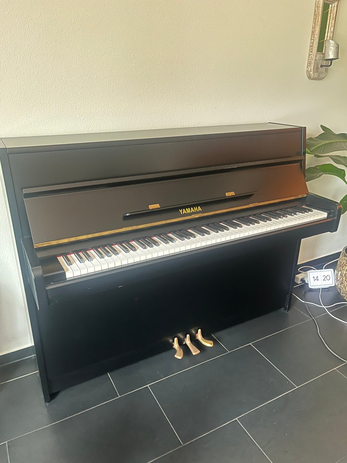 Yamaha piano Bouwjaar ca. 1974 INCL. Kruk en lamp, Ophalen, Zwart, Zo goed als nieuw, Piano