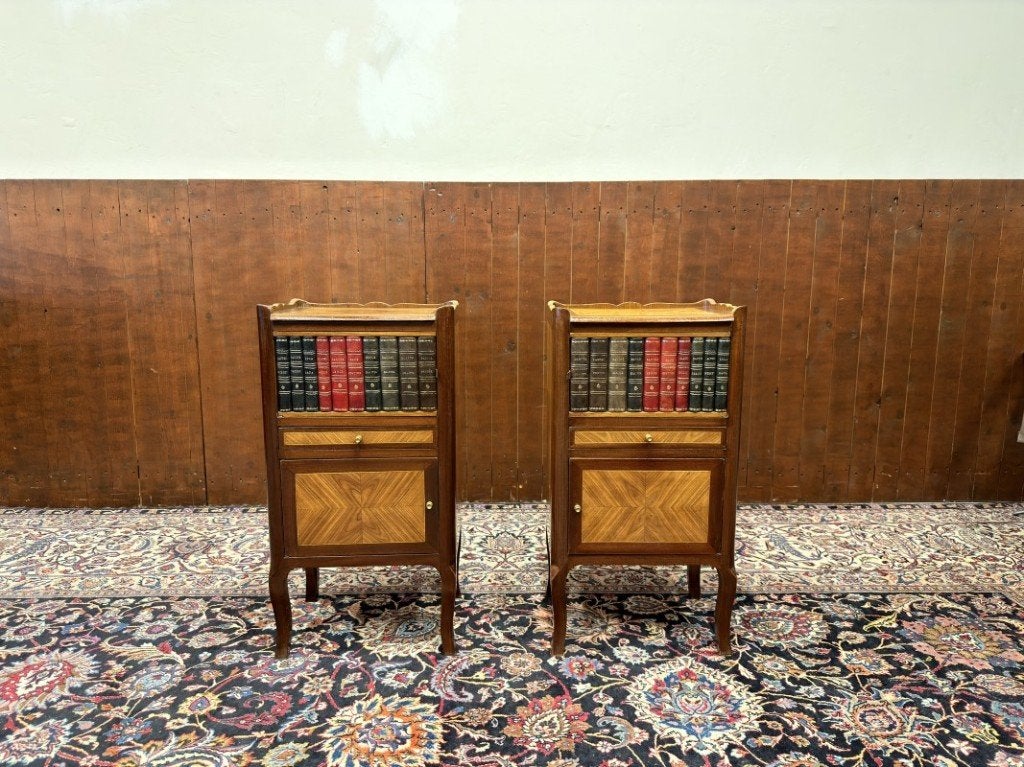 Klassiek Engelse Nachtkastjes met Boeken en Inlegwerk, Ophalen