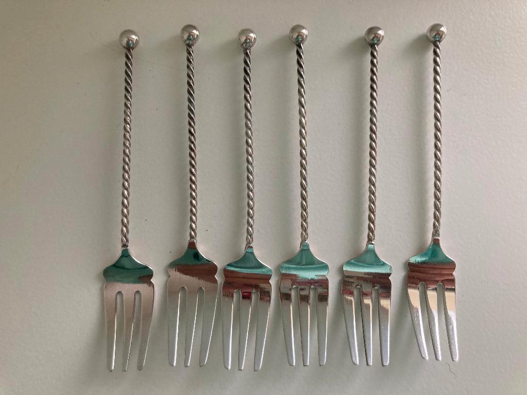 Zes verzilverde gebaksvorkjes met gedraaide steel, Antiek en Kunst, Antiek | Bestek, Ophalen of Verzenden