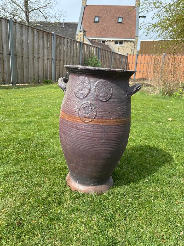 Grote Keulse pot met oor, Ophalen