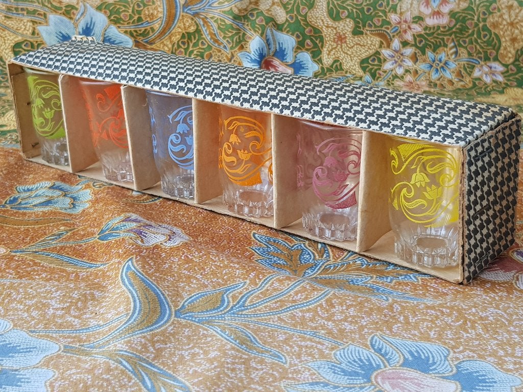 Zes mooie oude vintage glaasjes uit Frankrijk in de doos.