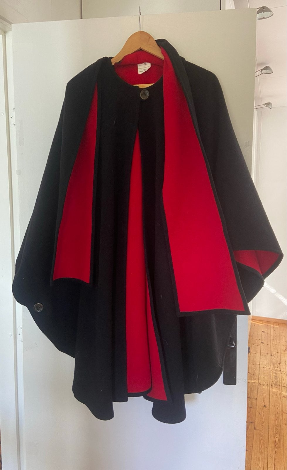 wollen cape Peter James zwart/rood met shawl mt 40-46, Kleding | Dames, Verzenden, Nieuw, Maat 42/44 (L), Meerkleurig