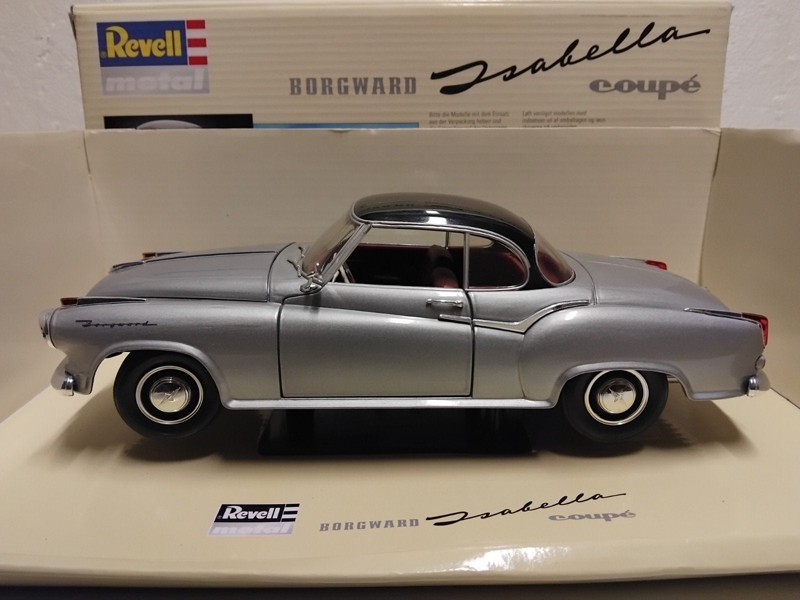 Borgward Isabella coupe zilver Revell metal 1:18 KRD, Hobby en Vrije tijd, Modelauto's | 1:18, Zo goed als nieuw, Auto, Revell