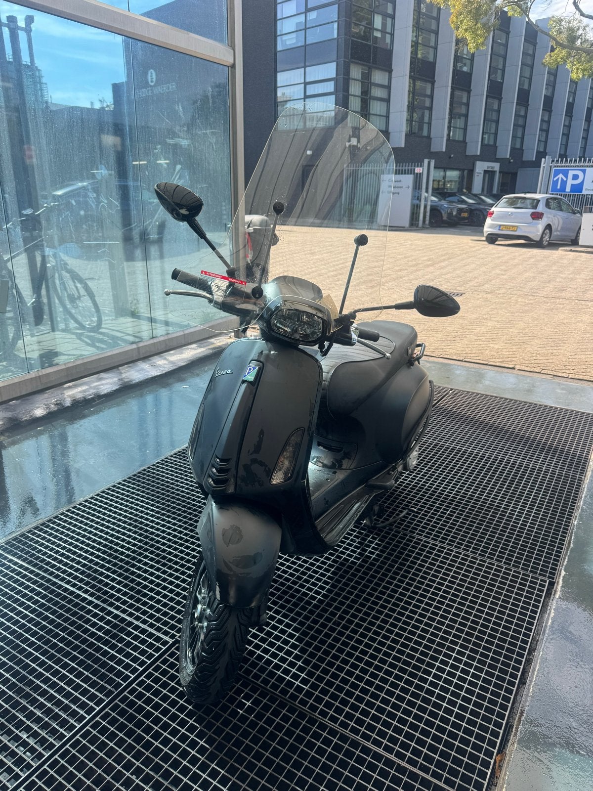 Vespa Sprint mat zwart - 2018, inclusief beenkleed en helm, Fietsen en Brommers, Ophalen, Gebruikt, Benzine, Overige modellen
