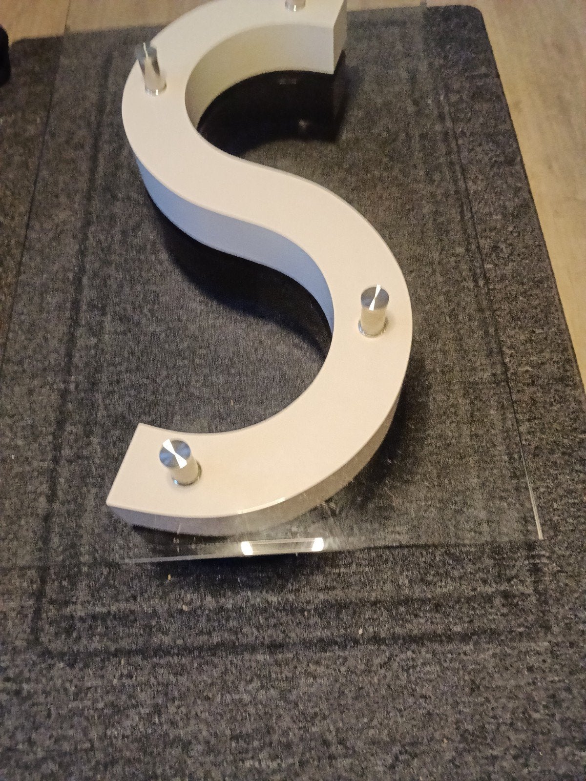 Salontafel met glazen blad en S-vormige voet, Ophalen, 50 – 75, Zo goed als nieuw, Overige vormen