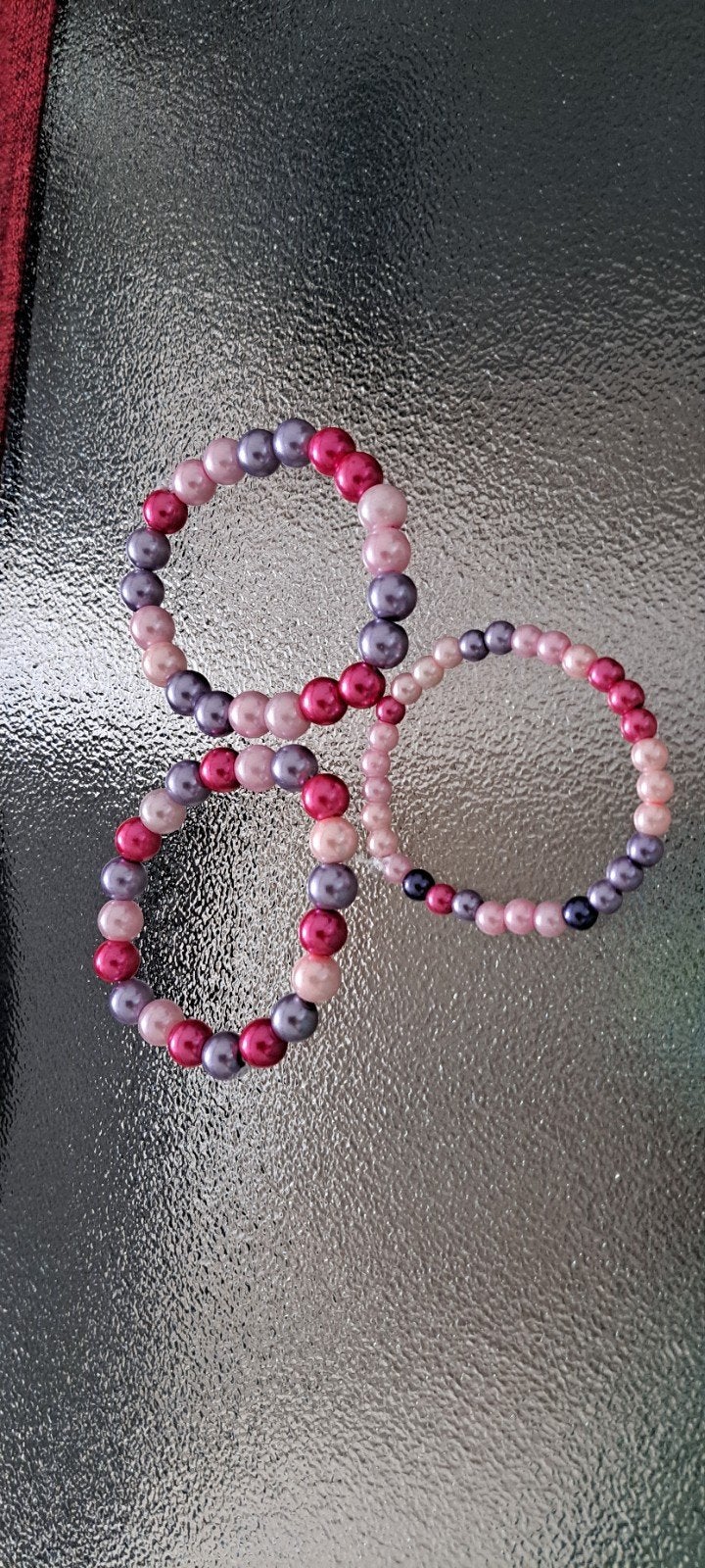 Set van drie armbandjes met roze, paarse en witte kralen., Sieraden, Tassen en Uiterlijk, Kindersieraden, Ophalen of Verzenden