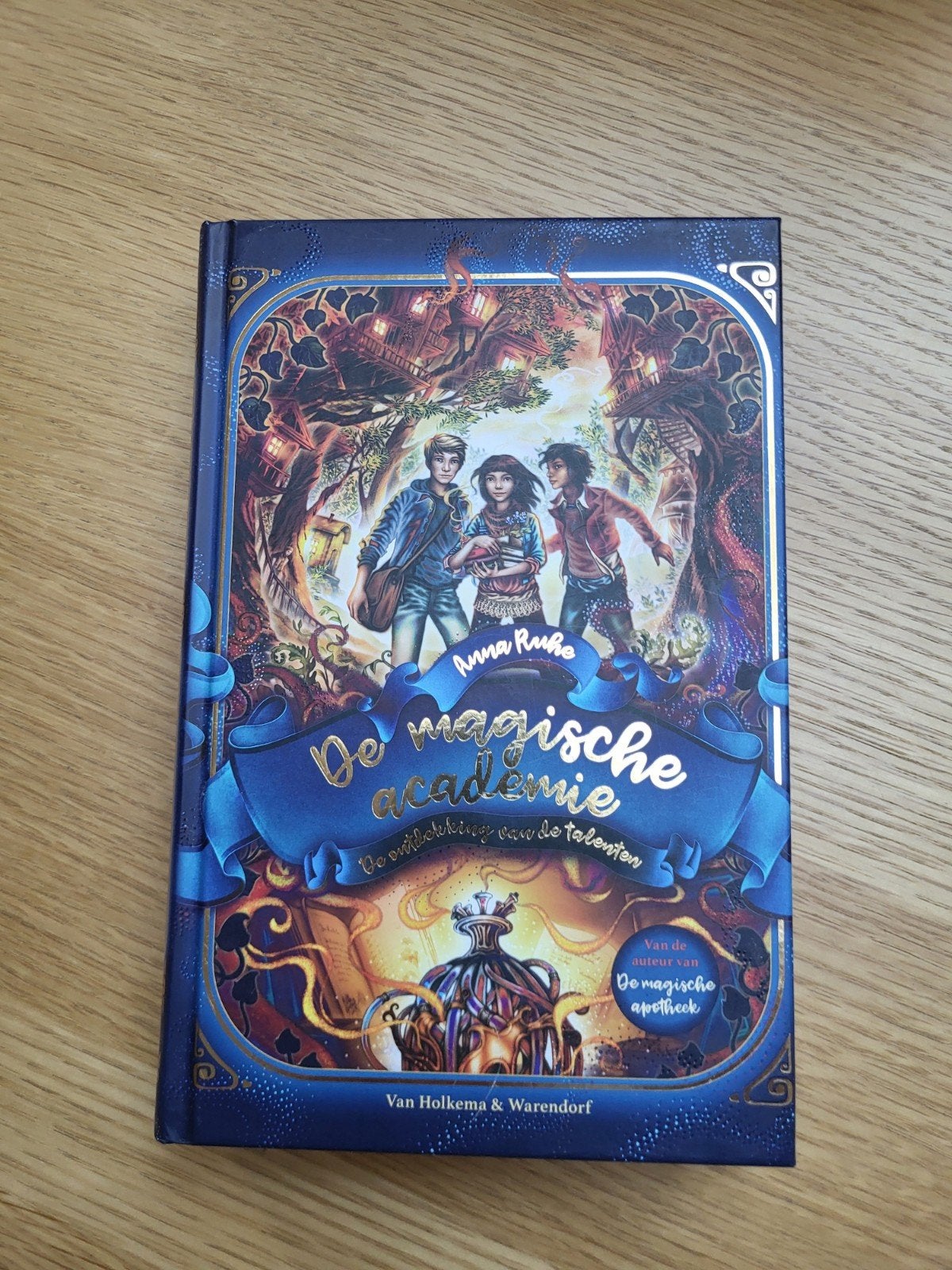 De Magische Academie - Anna Ruhe, Boeken, Ophalen of Verzenden, Zo goed als nieuw, Anna Ruhe, Fictie