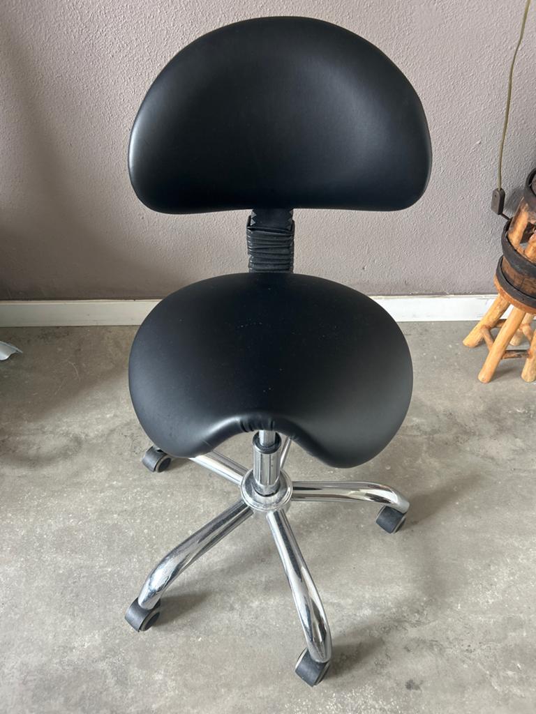 Zwarte ergonomische zadelkruk met rugleuning, Huis en Inrichting, Stoelen, Gebruikt, Zwart, Ophalen of Verzenden, Metaal