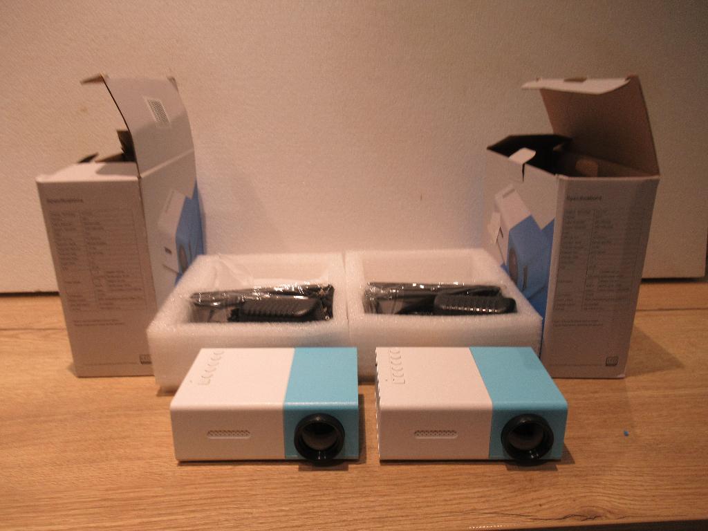 Twee nieuwe draagbare mini projectoren, Audio, Tv en Foto, Beamers, Nieuw, LED, Ophalen of Verzenden
