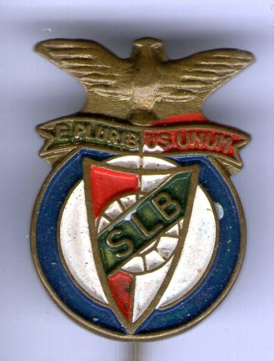 S.L.B. Benfica zilverkleurig voetbalclub speldje ( Z_077a ), Verzamelen, Speldjes, Pins en Buttons, Verzenden, Zo goed als nieuw