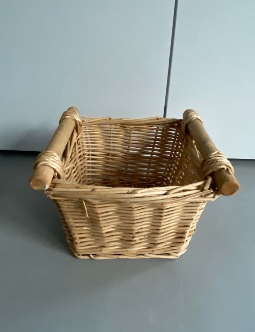 Mooie rieten mand met handvatten, Huis en Inrichting, Woonaccessoires | Schalen en Manden, Ophalen, Gevlochten, Mand, Zo goed als nieuw