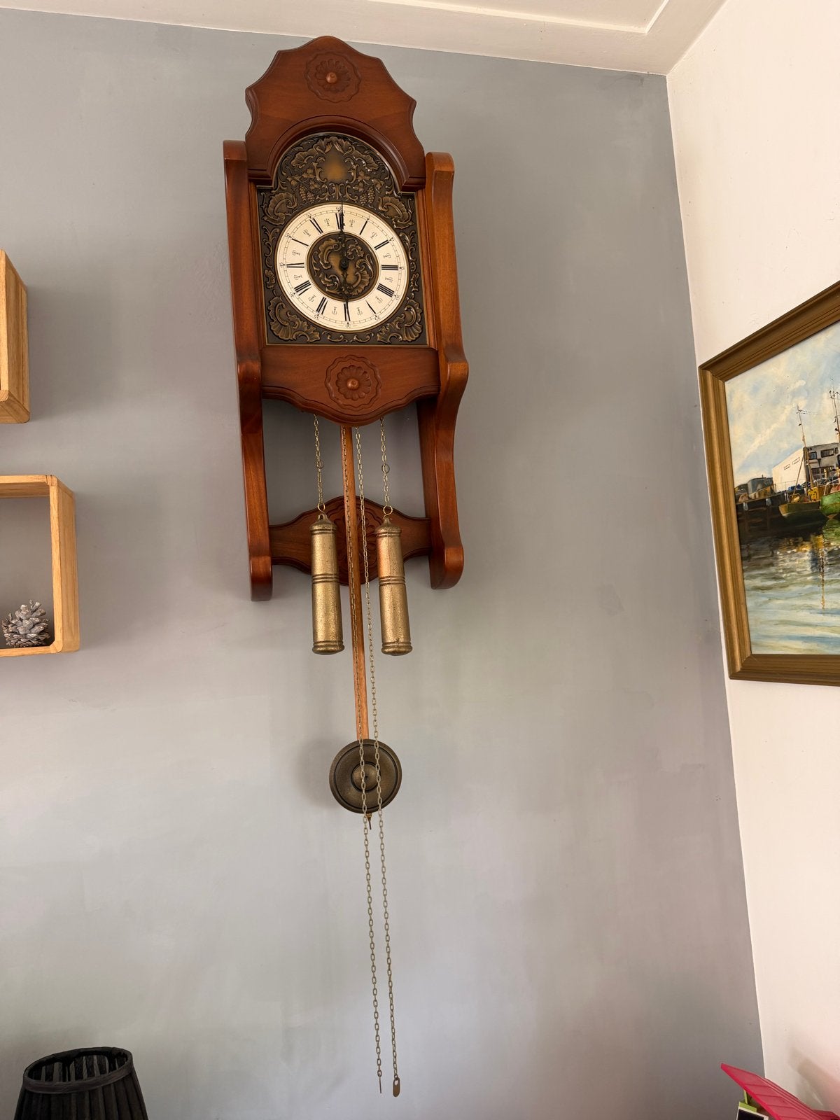 Antieke wandklok met gewichten en slinger, Ophalen