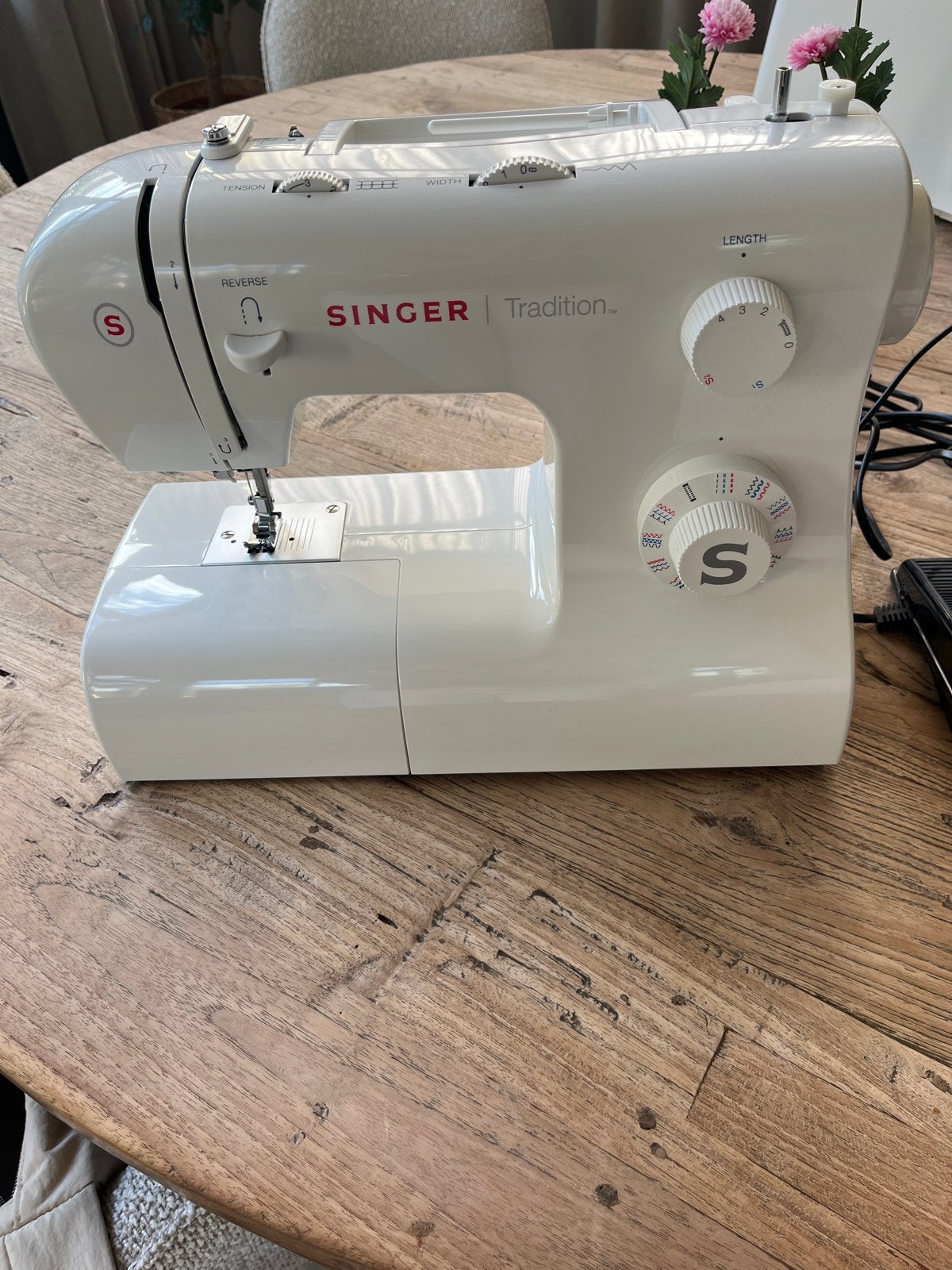 Singer Tradition 2282 Naaimachine - Zo goed als nieuw, Hobby en Vrije tijd, Naaimachines en Toebehoren, Ophalen, Zo goed als nieuw
