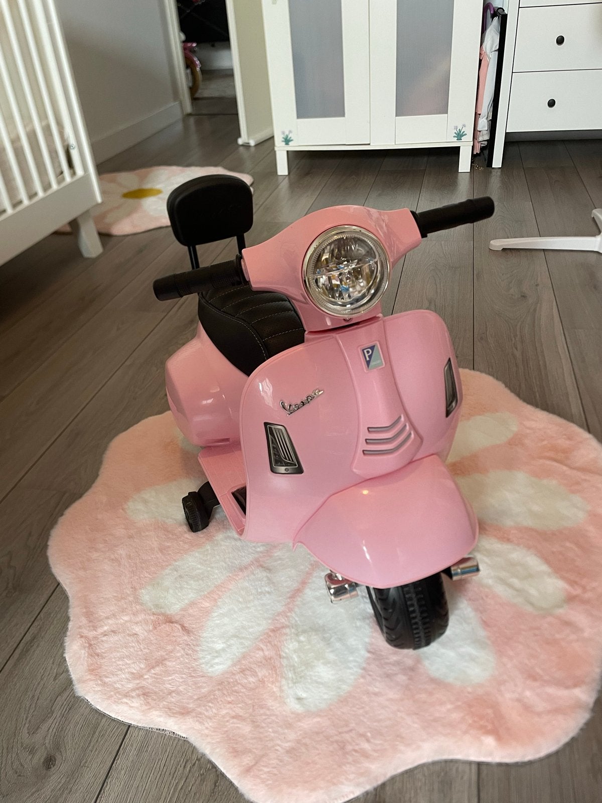 Roze elektrische Vespa scooter voor kinderen, Ophalen, Zo goed als nieuw, Loopvoertuig