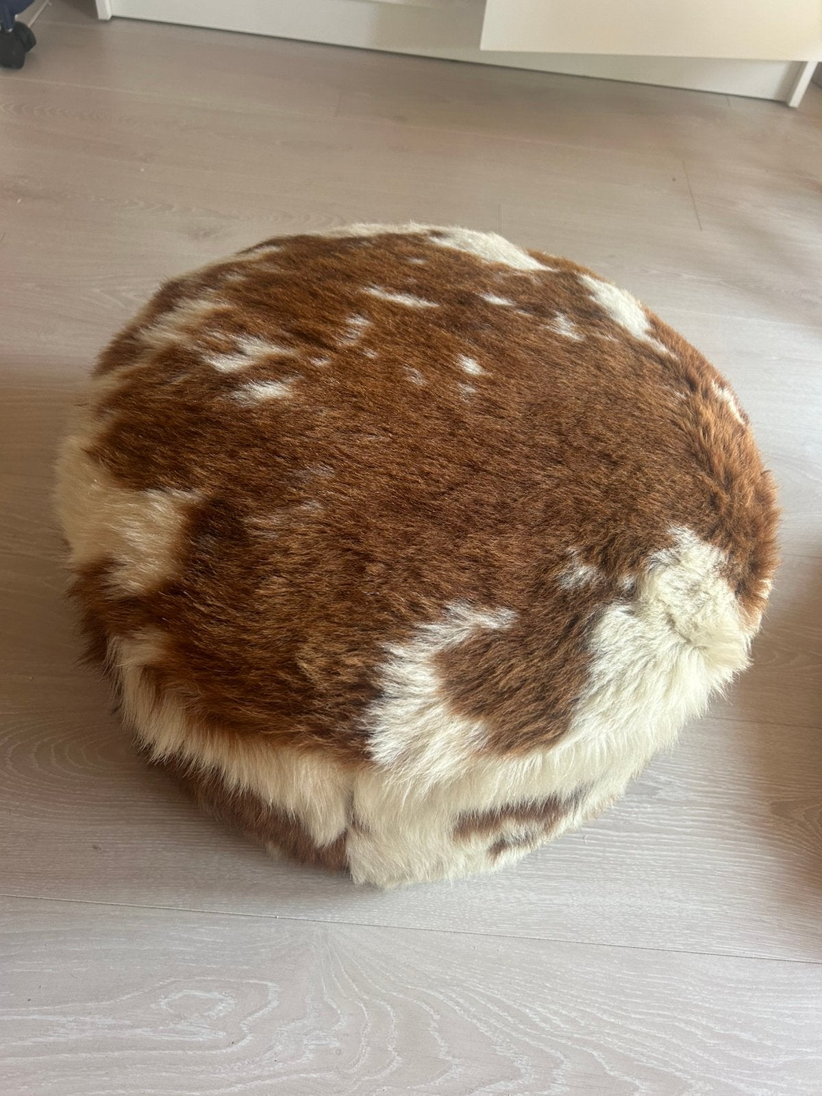 Poef met koeienhuid, Huis en Inrichting, Ophalen of Verzenden, Zo goed als nieuw, Rond, Minder dan 50 cm