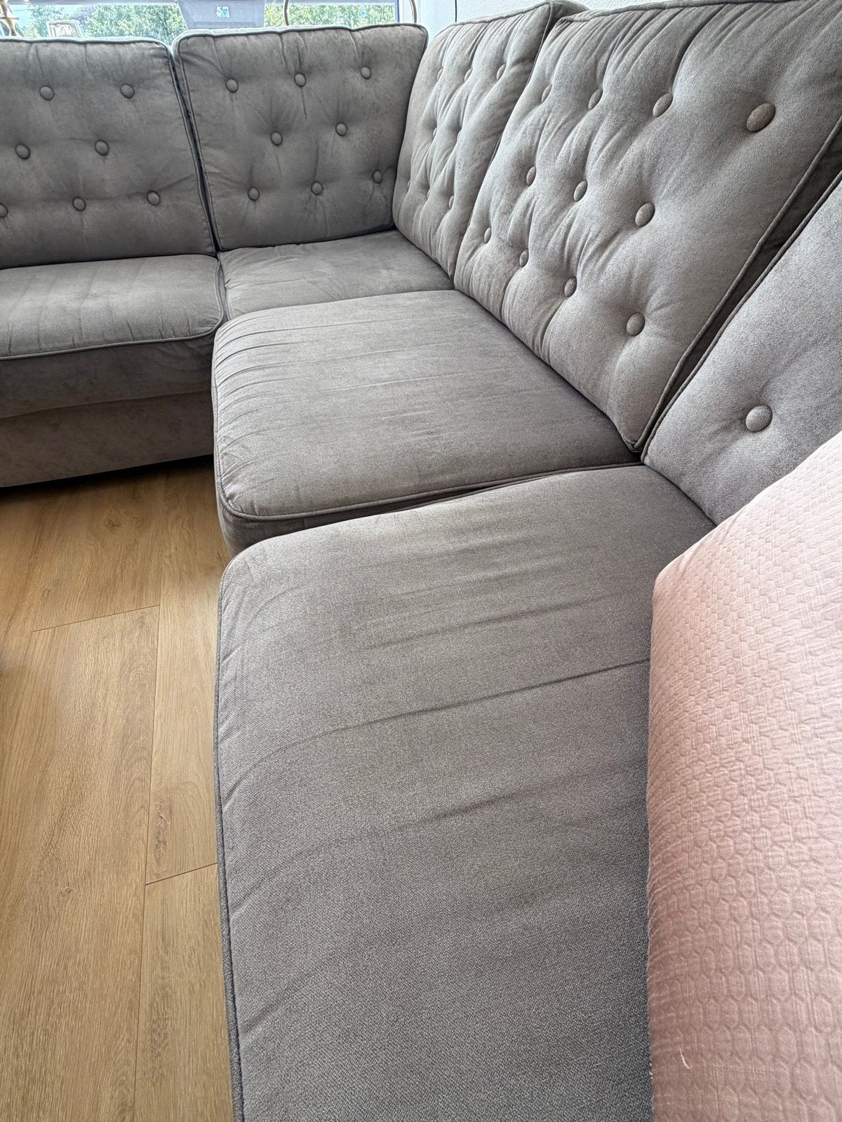 Grote grijze hoekbank met knopen, comfortabel en stijlvol, Huis en Inrichting, Banken | Bankstellen, Ophalen, Gebruikt, Minder dan 75 cm