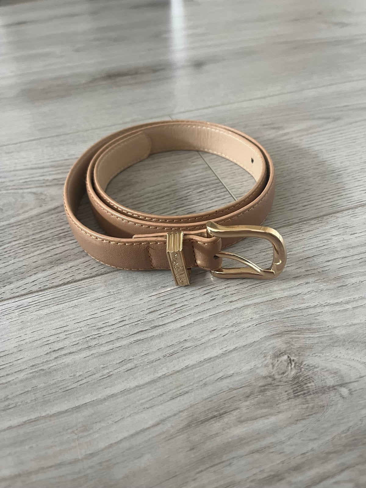 Stijlvolle beige riem met gouden gesp, Kleding | Dames, Riemen en Ceinturen, Minder dan 3 cm, Overige kleuren, 90 tot 100 cm, Tailleriem