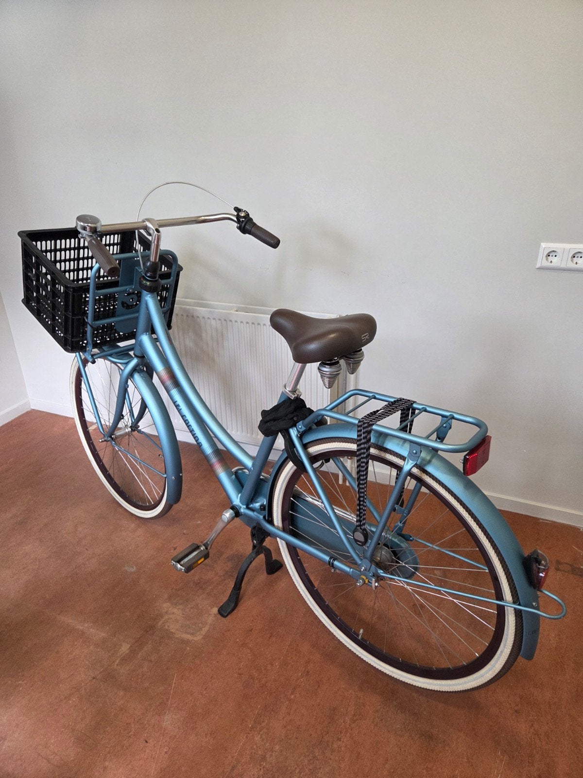 Foto 8 van Cortina Damesfiets Metallic Blauw–Nette Stadsfiets met Krat