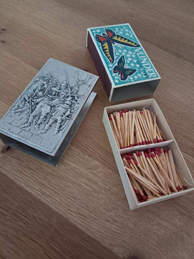 Luciferdoos reliëf nachtwacht, Ophalen of Verzenden, Zo goed als nieuw, Luciferdoosjes of -merken