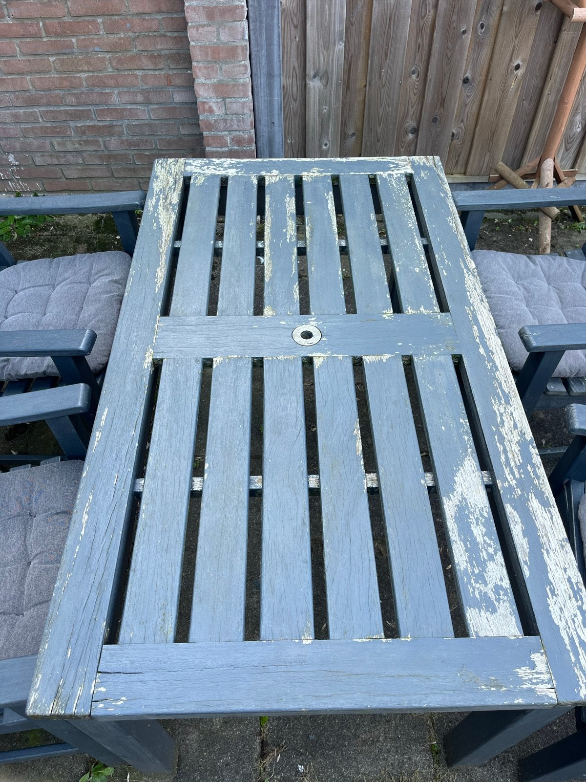 Foto 3 van Robuuste houten tuintafel met 4 stoelen en kussens