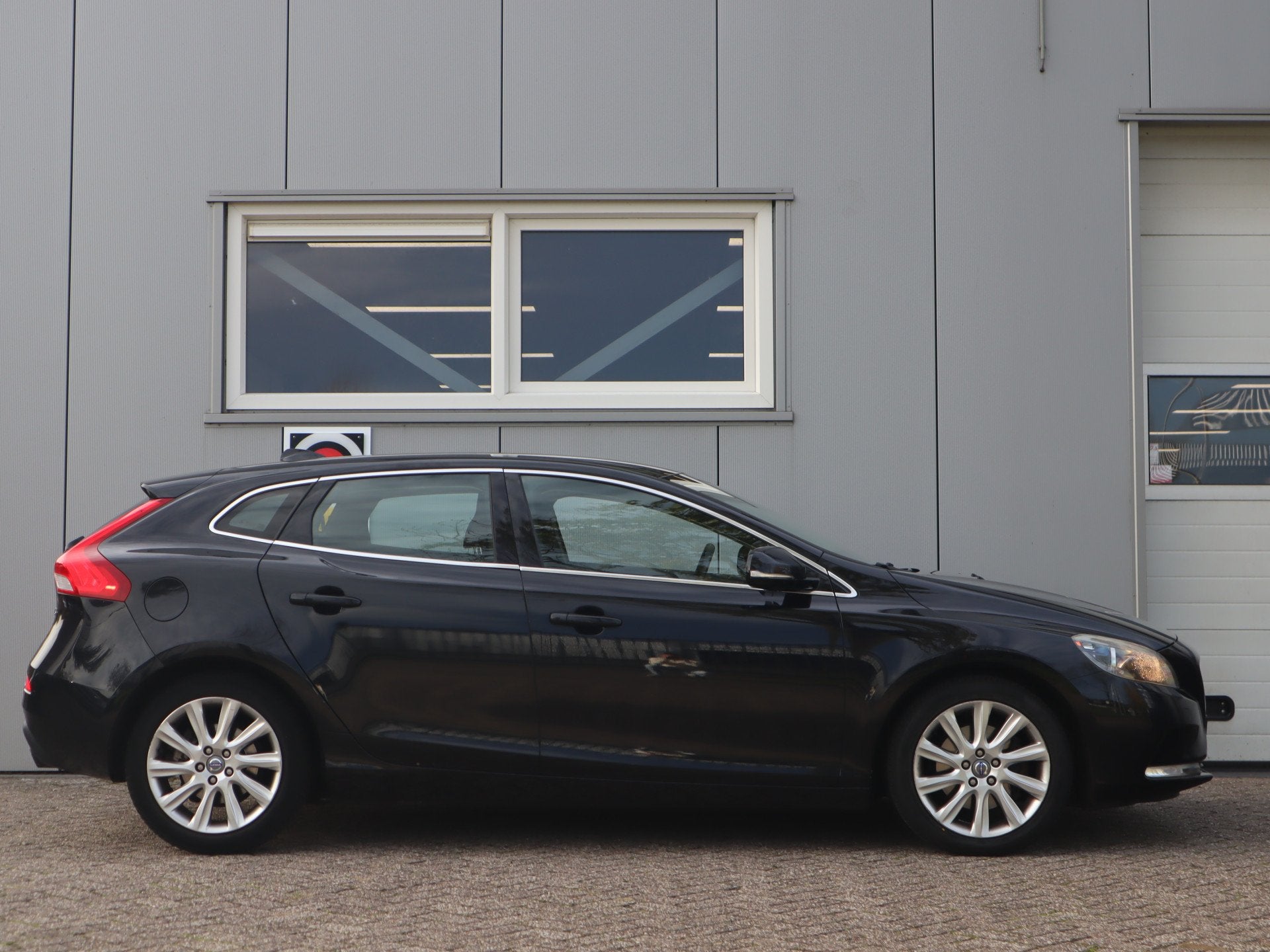 Volvo V40 1.6 T3 Momentum / Cruise / Airco / Camera, Voorwielaandrijving, Stof, Gebruikt, Zwart