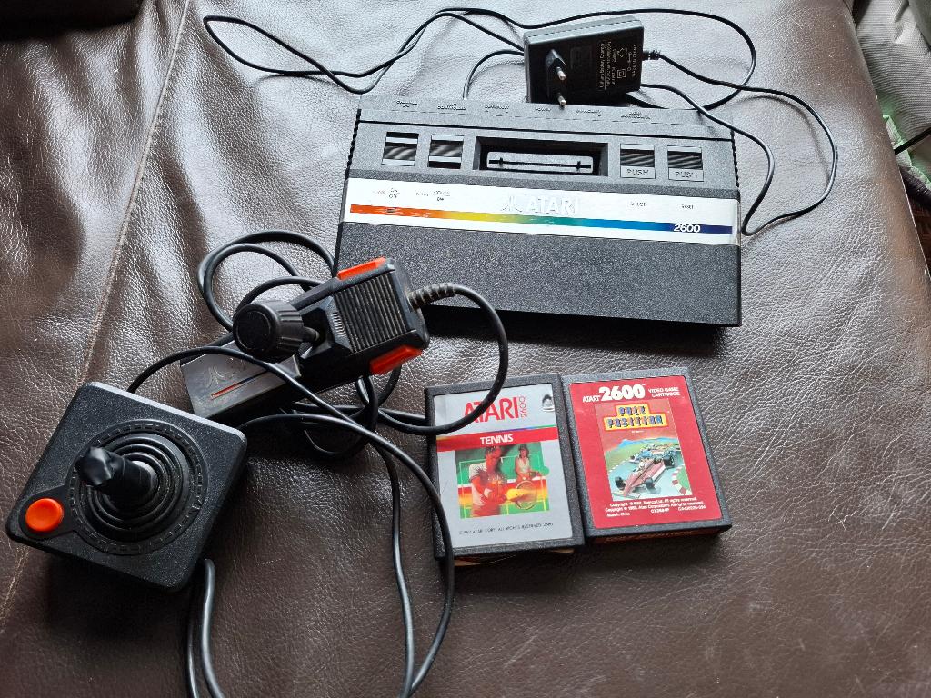 Atari 2600jr, Spelcomputers en Games, Spelcomputers | Atari, Gebruikt, Atari 2600, Met 2 controllers, Met games, Ophalen of Verzenden