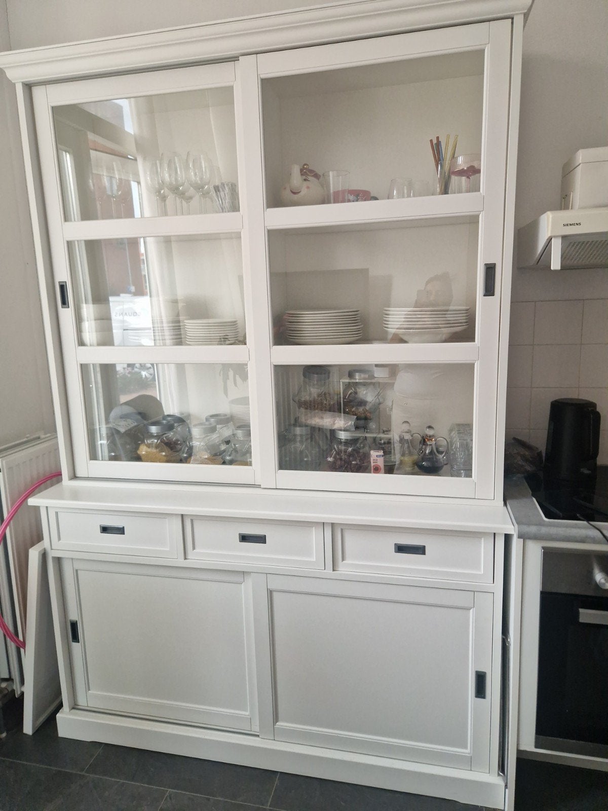 ikea larsfid Witte buffetkast met glazen schuifdeuren en lad, Huis en Inrichting, Ophalen, Gebruikt, 100 tot 150 cm, Met lade(s)
