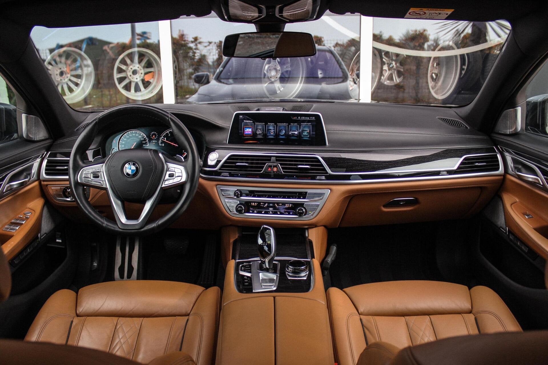 BMW 7-serie 750i xDrive High Executive M-sport | Driving Ass, Auto's, Dealer onderhouden, 4395 cc, Leder, Vierwielaandrijving