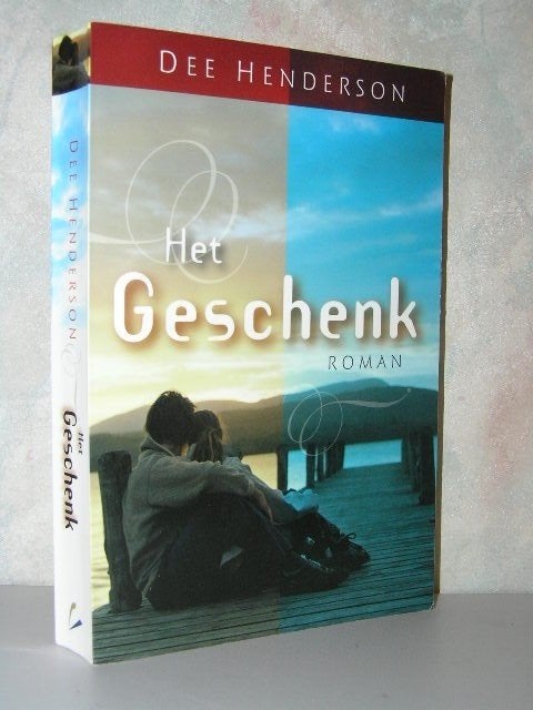Dee Henderson - Het geschenk (christelijke roman), Boeken, Ophalen of Verzenden, Zo goed als nieuw