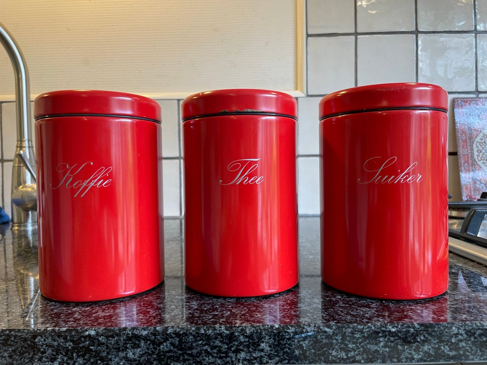 3 rode voorraadpotten Brabantia: Koffie, Thee, Suiker, Gebruikt, Ophalen of Verzenden, Voorraadpot, Metaal