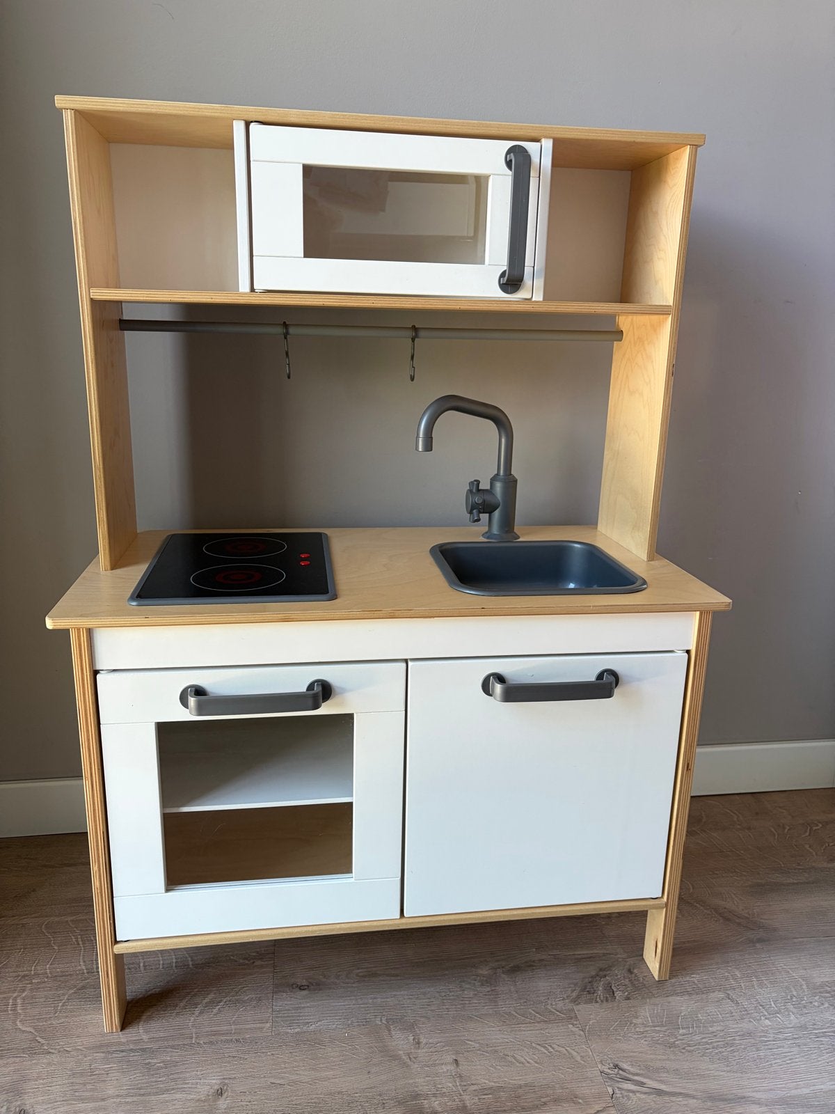IKEA Duktig Speelkeuken met magnetron en kookplaat, Kinderen en Baby's, Speelgoed | Speelkeukens, Ophalen, Zo goed als nieuw, Hout
