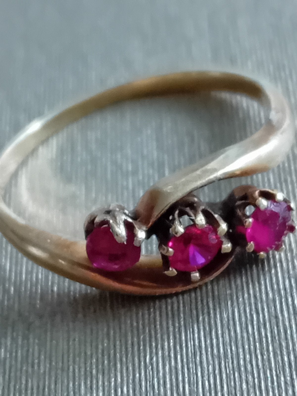 Mooie vintage 14 karaat  gouden ring met 3 robijnen, Ophalen of Verzenden, Goud, Ring, Met edelsteen