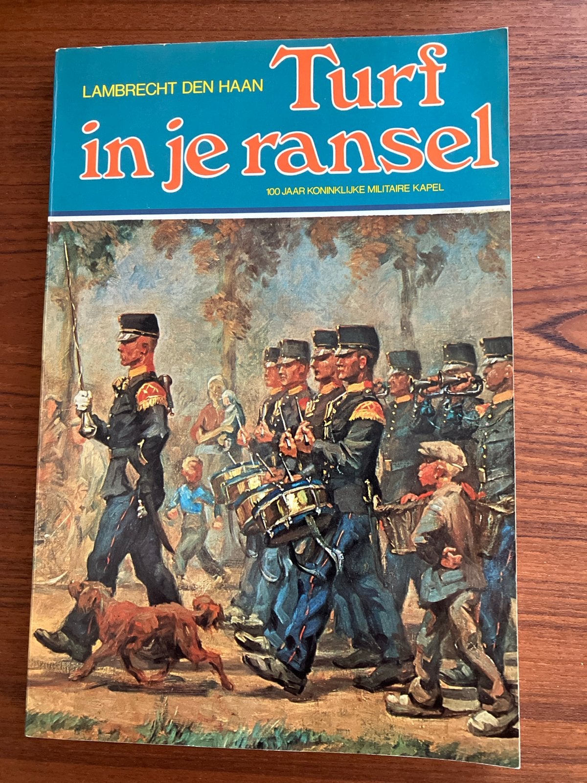 Turf in je ransel - 100 jaar Koninklijke Militaire Kapel, Ophalen of Verzenden, Landmacht, Nederland, Boek of Tijdschrift