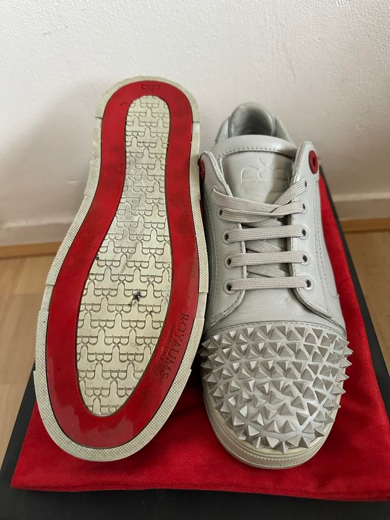 Grijze Royaums sneakers met studs, Ophalen of Verzenden, Gedragen, Overige kleuren, Sneakers of Gympen
