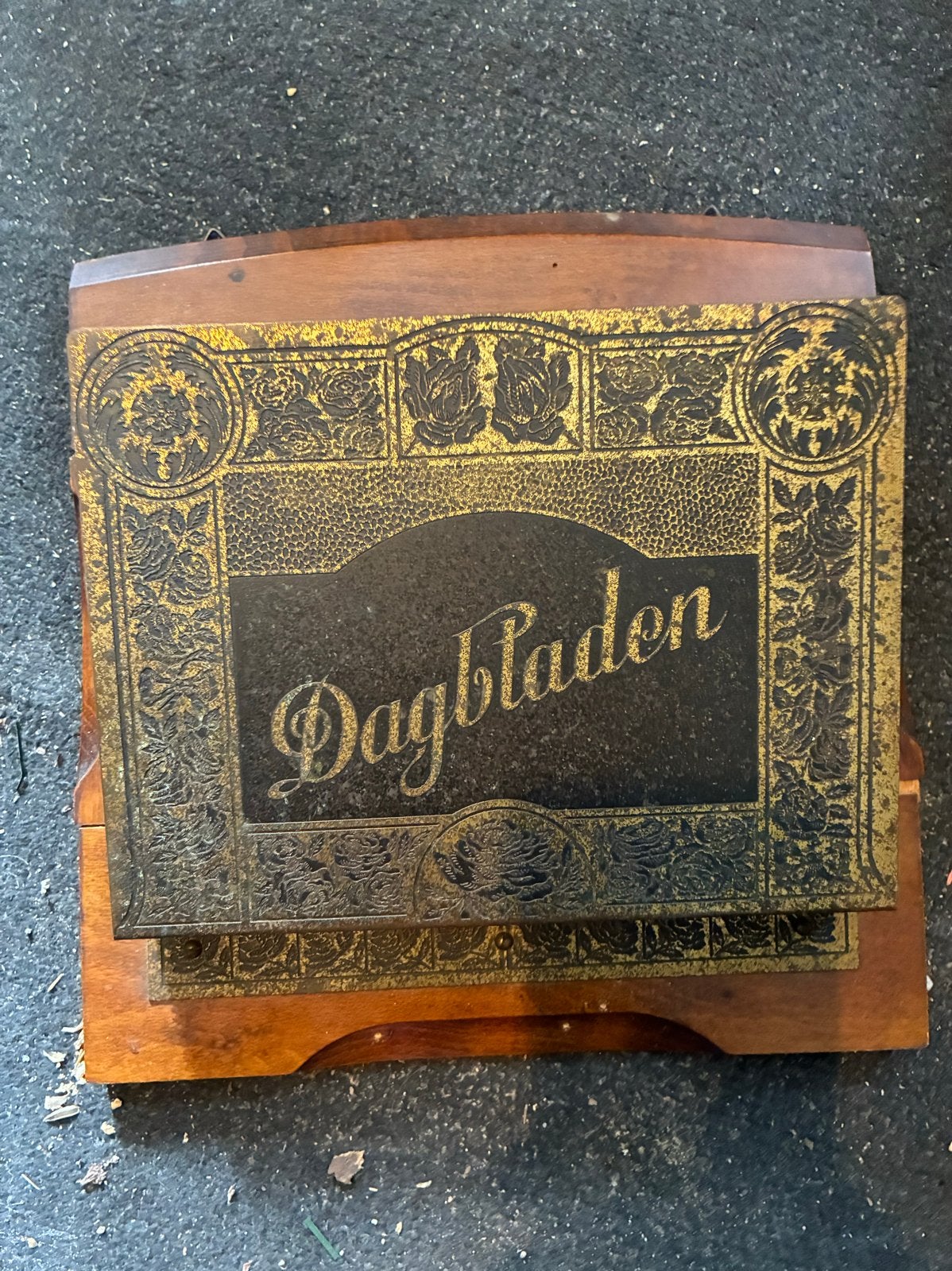 Antieke houten krantenhouder 'Dagbladen', Ophalen