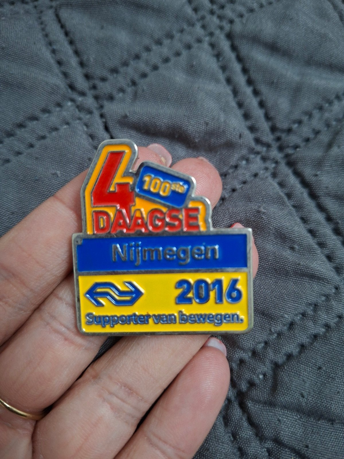 4 daagse speld pin ns 100ste editie 2016, Verzamelen, Ophalen, Nieuw, Embleem, Speld of Insigne