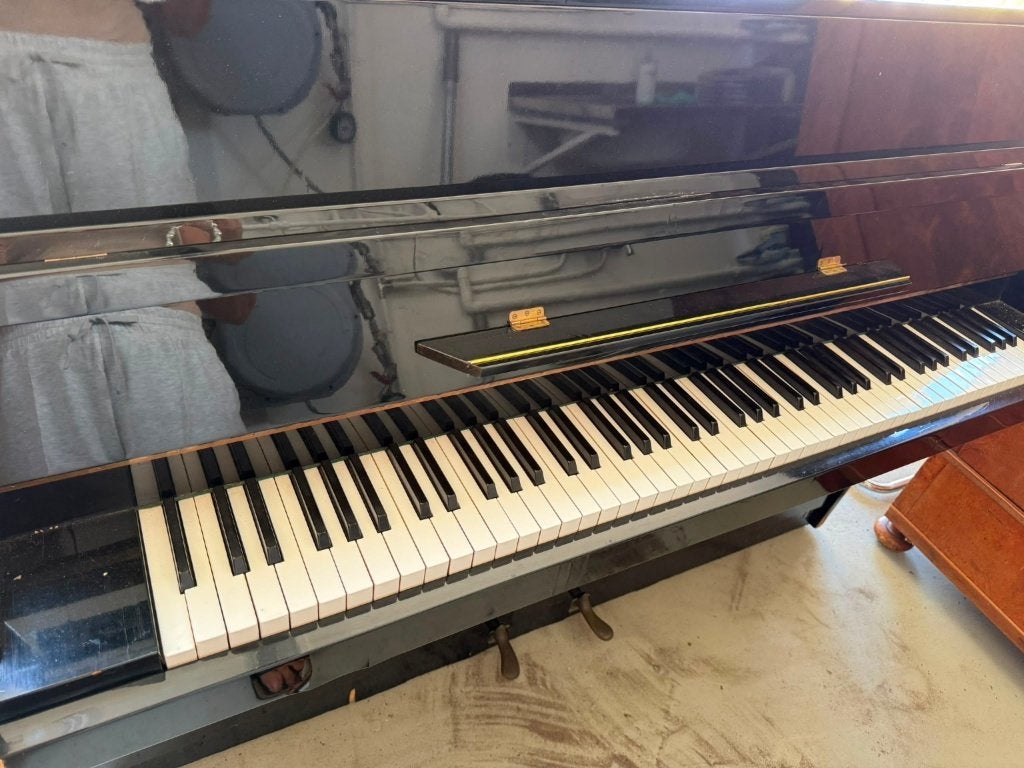 Gratis piano; goede klank; Den Helder - snel ophalen", Muziek en Instrumenten, Strijkinstrumenten | Overige, Gebruikt, Ophalen of Verzenden